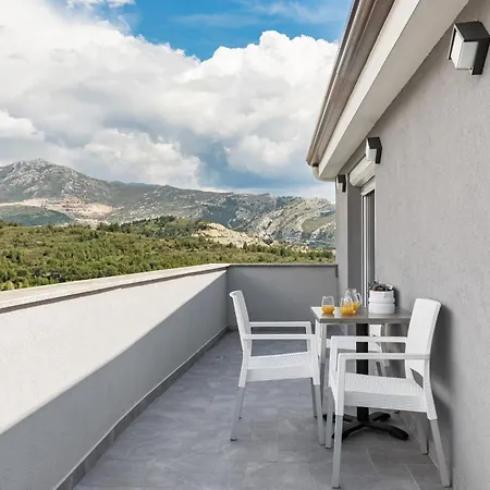 Sky Salona